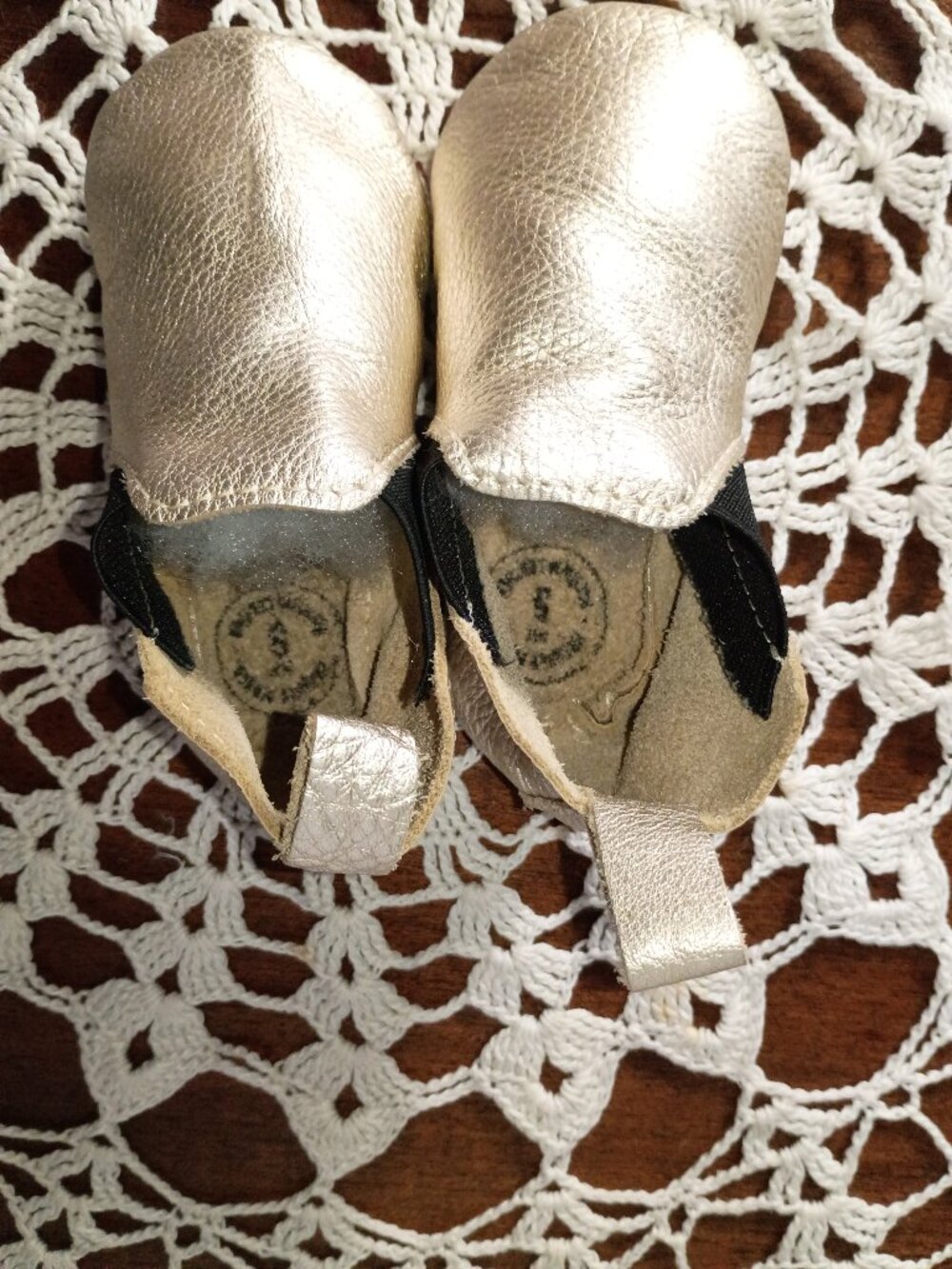 Freshly picked gold baby mocassins with eleastic sides size 5